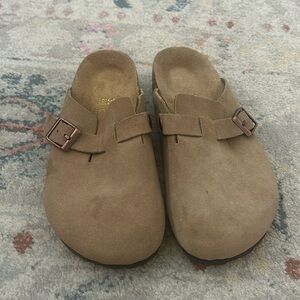 Size 5 women’s (euro 35) Birkenstock Boston Clog